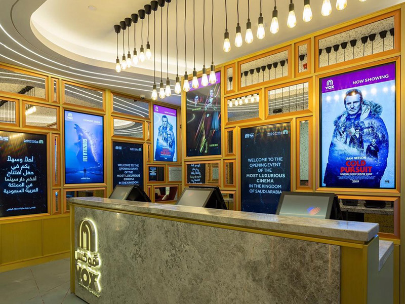 الوليد بن طلال يفتتح ”أفخم“ سينما بالشرق الأوسط في السعودية